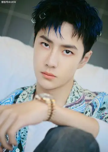 王一博身穿蓝色挑染帅气短发配合银色发坠独特个性