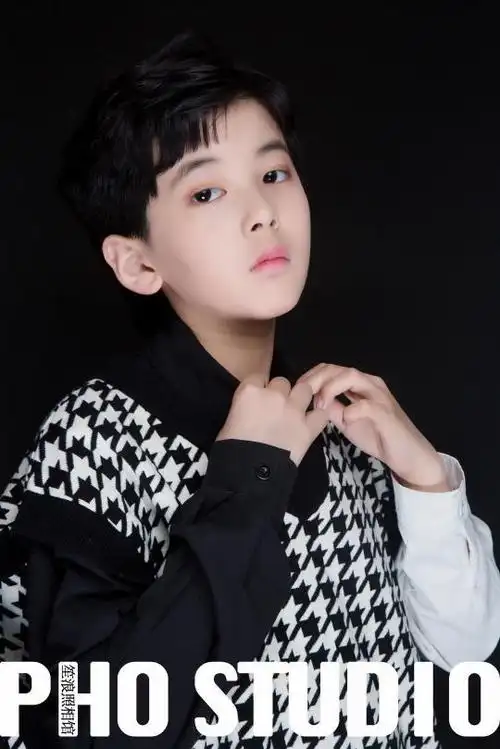 精致的五官,帅气的外表下藏着一丝成熟稳重的气息,他叫贾思骐,来自