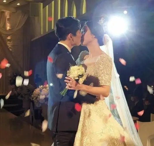 此外,在结婚现场,夫妻俩也甜蜜的拥吻,幸福满溢呀!