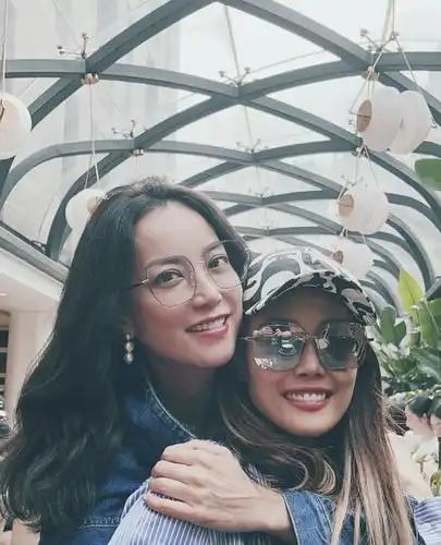 容祖儿晒与twins霍汶希庆生,四人嘴上沾满奶油,放肆大笑超冻龄