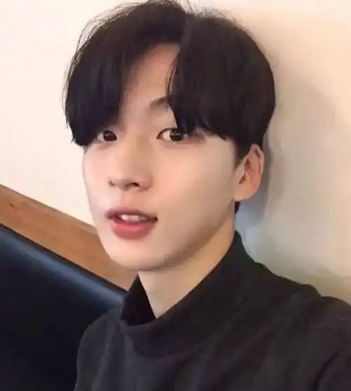 男生中分发型四步轻松搞定