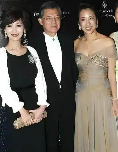 只见照片中是两个,明显是给妻子郭晶晶还有母亲朱玲玲的.