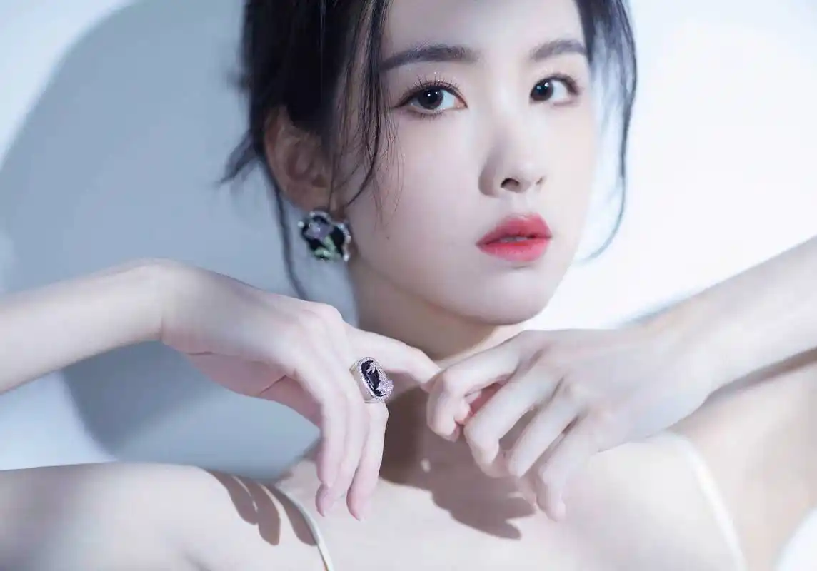 陈都灵穿白色吊带裙,皮肤白皙惊艳全场  近日陈都灵工作室发布一组