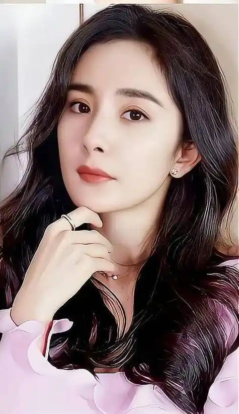 杨幂的整容前后照片对比还是相当明显的.