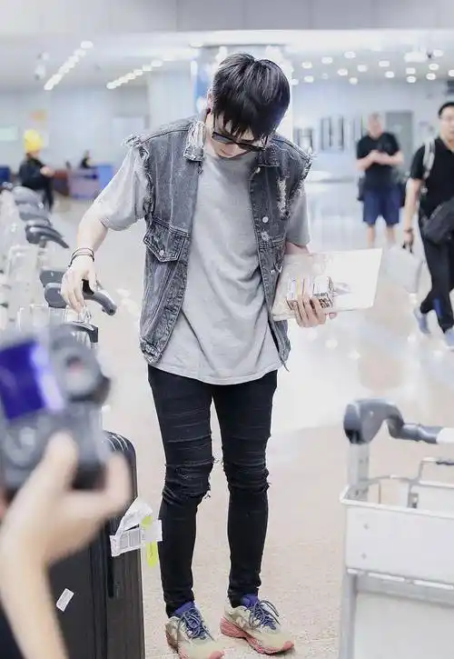 白色系任豪太宠粉穿王子的西装清爽风太迷人