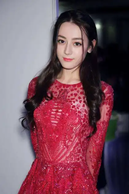 当红女神迪丽热巴撞衫关晓彤与ab,网友:没有对比就没有伤害