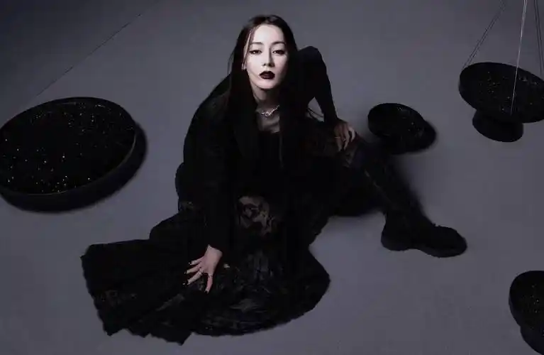 迪丽热巴暗黑骑士杂志封面,3套迪奥高定,黑唇魔女妆好霸气!