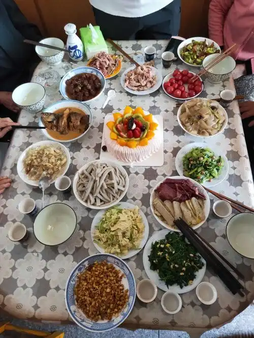 饭菜就做好了,看看,色香味俱全,全家19口人分坐两桌,恭祝老妈生日快乐