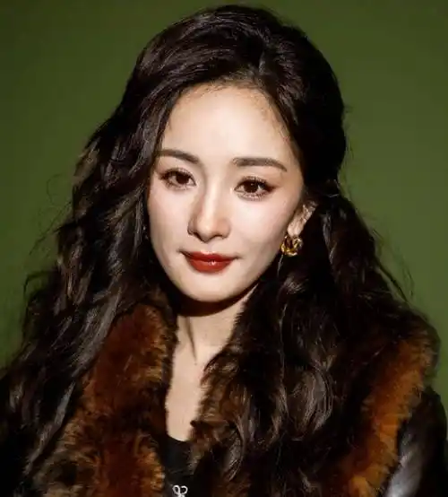 巴黎这一天,杨幂的尴尬,揭开了娱乐圈的三大现实面_状态_双眼皮_皮肤