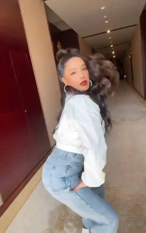 33岁超女冠军江映蓉大变样皮肤黝黑跳热舞