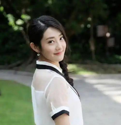 拍完《庆余年》未火,如今更是无戏可拍,转行主播后仅