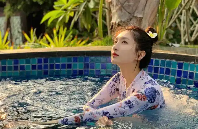 这一章侧脸更是暴露出了江疏影的"小秘密",虽然说实在游泳池之中戏水