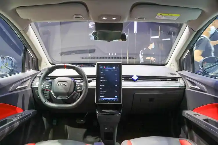 哪吒v壁纸_哪吒v_哪吒v车展图片_4/413张图片_哪吒v黑色/运动红整车