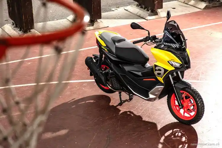 阿普利亚srgt125200户外特写2144