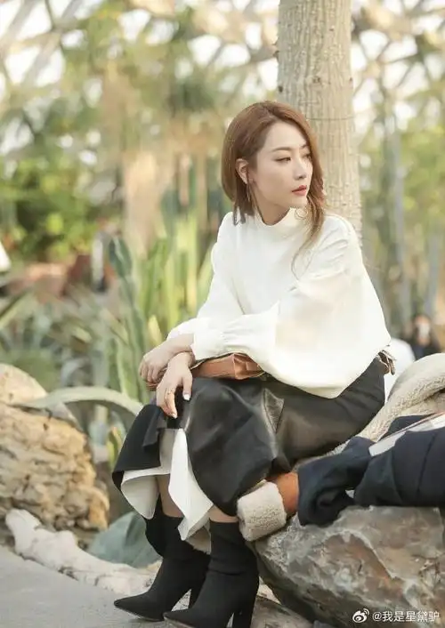 白冰#在最近的节目《怦然再心动》中,白冰的低丸子头吸引了无数鹊的