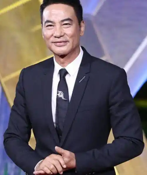 68岁影帝餐馆吃饭,一个动作让人惊讶,原来明星吃饭也这样_任达华_投资