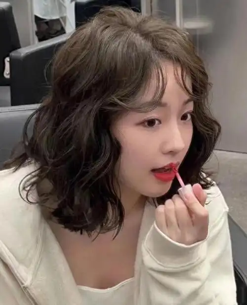 今年这3种"齐肩烫发"流行!比长发洋气,比短发显脸小,真美