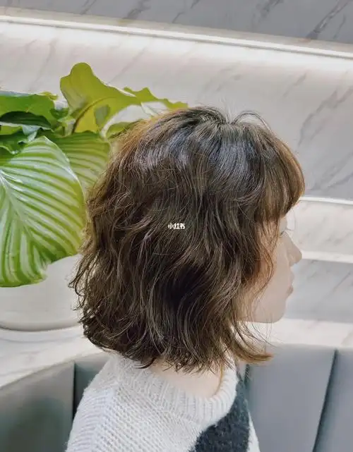 菱形脸均可推荐深棕色系的发色:巧克力深棕,焦糖棕等#女生烫发发型