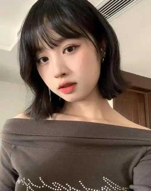 对于大方脸的女生来说,剪短发的时候,要注重刘海的挑选,空气法式刘海