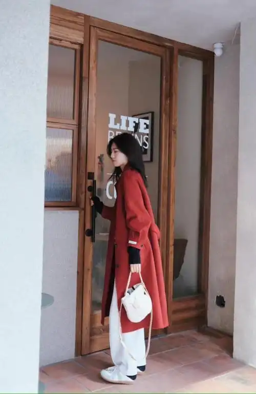 红色大衣搭配白色休闲裤自然好看春节之后来一身真有气质