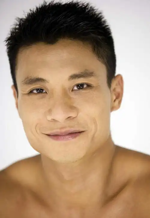 竖图,室内,白天,正面,亚洲,仅一个男性,仅一个人,阴影,反射,影子,黄种