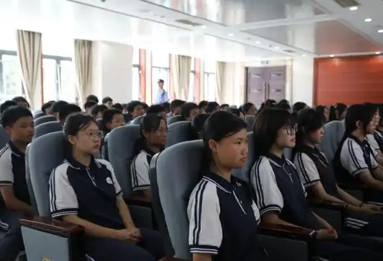 重庆第四十八中学校学生与法"童"行 走进北碚区人民法院"零距离"学法