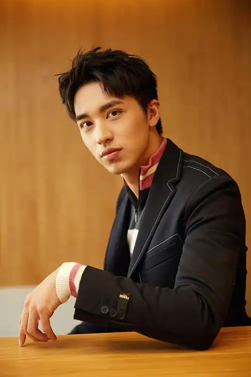 许魏洲出席品牌慈善活动 跨界主持尽显幽默机智