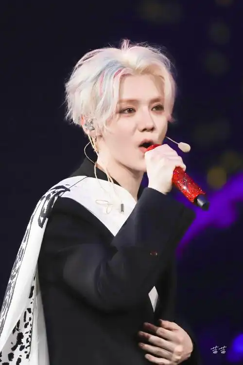 鹿晗染了彩色头发