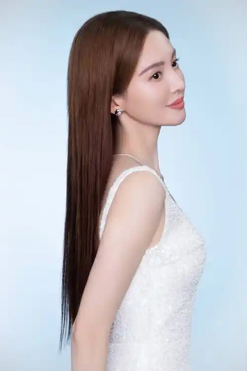 金晨着纯白色礼裙大秀美背曲线曼妙温柔动人