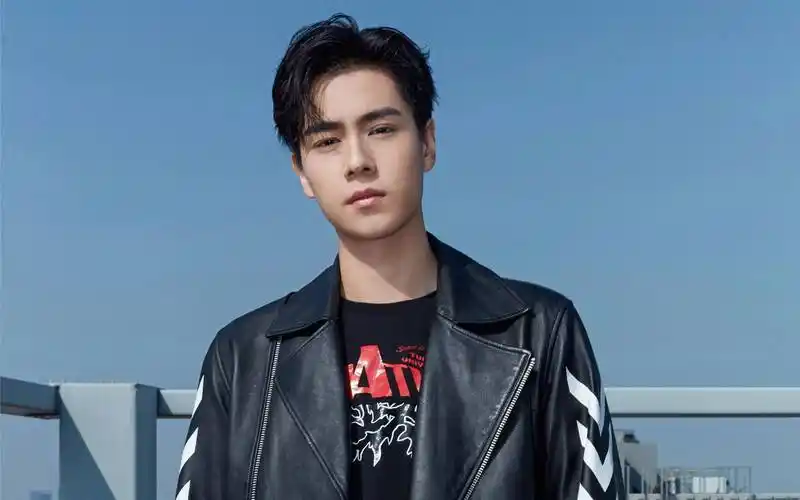 2,胡一天赵丽颖和吴亦凡这俩人因为星光大赏,最近居然又有不少来问的