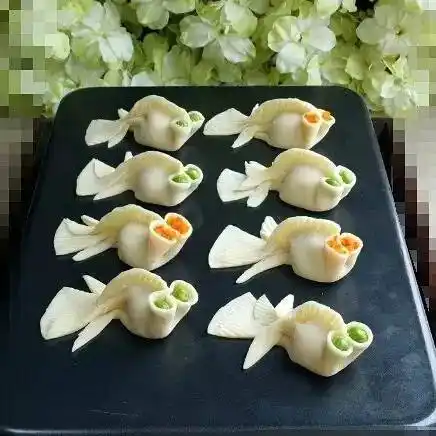 蒸熟的金鱼饺呈透明状.