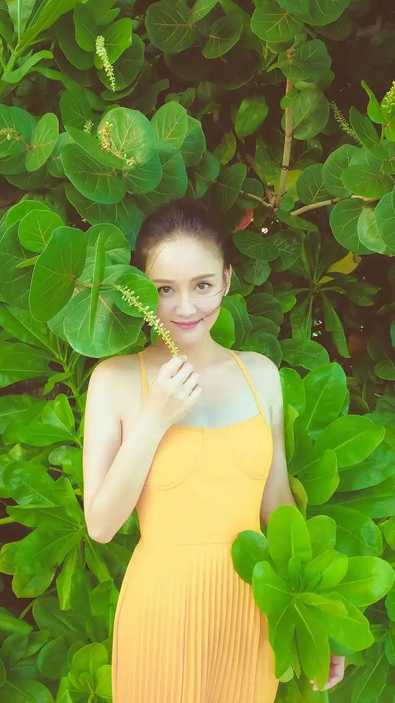 陈乔恩吊带裙性感写真高清手机壁纸图片