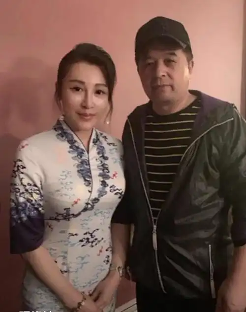 毕福剑国外生活近况曝光携神秘美女看展览两人多次亲密合照