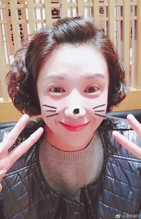 郝洋演暖春里的香草戏外童趣十足封面时尚气质淡然