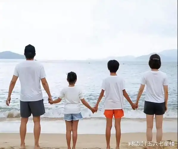 邓超孙俪晒全家海边合照一家四口手拉手画面充满幸福感