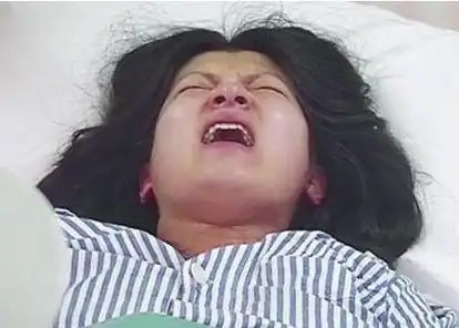 11年贵州妻子刚生完孩子丈夫立马冲入产房怒骂给我去死