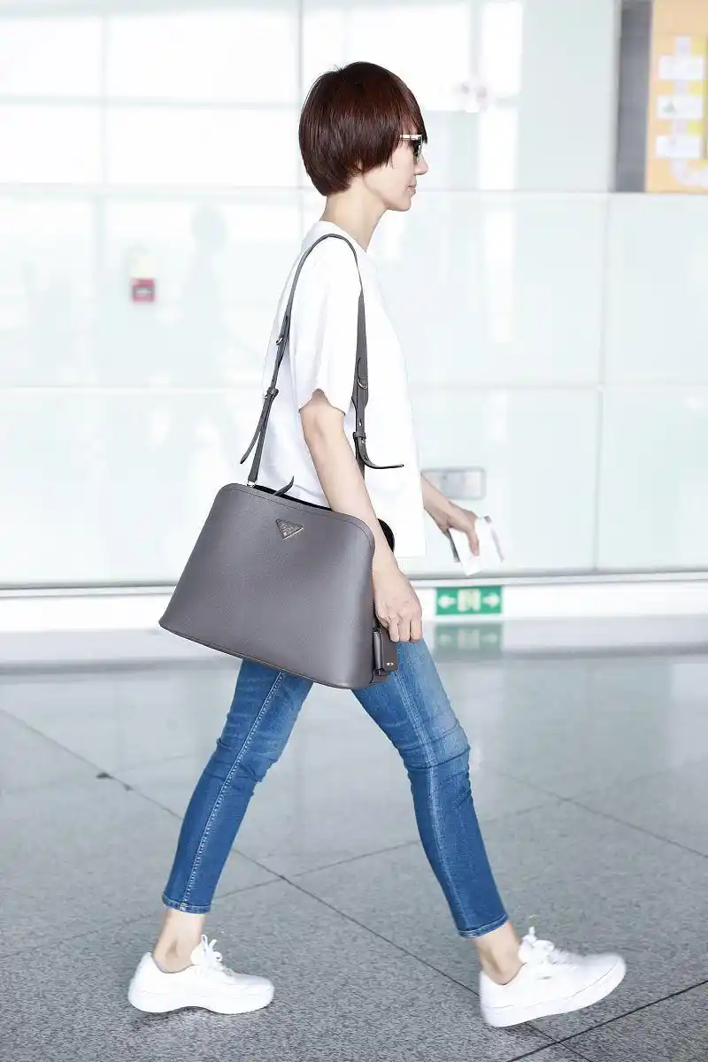 袁泉街拍:白t恤搭配牛仔铅笔裤 prada贝壳包文艺女神