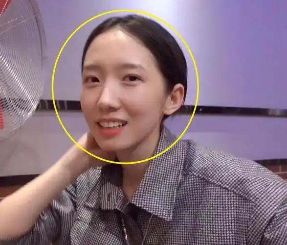 孟美岐素颜照公开皮肤水灵灵不像22岁上妆后颜值我没眼花吧