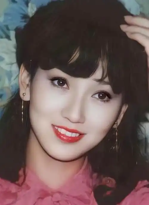 回顾赵雅芝三子:长子47岁次子44岁,小儿子37岁,个个让她骄傲