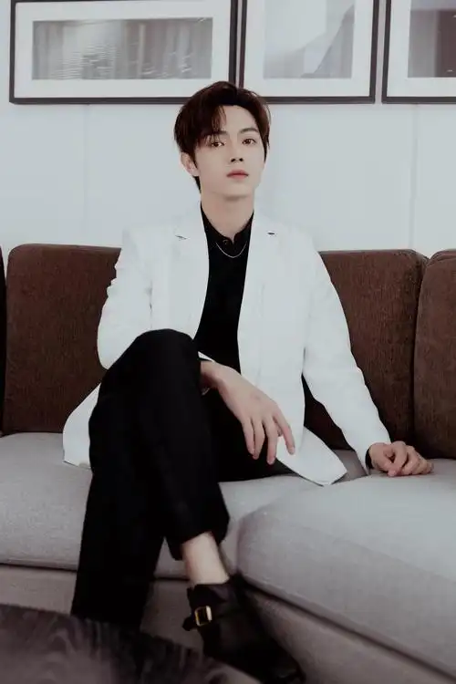 许凯最新造型大片白西装造型帅气满满