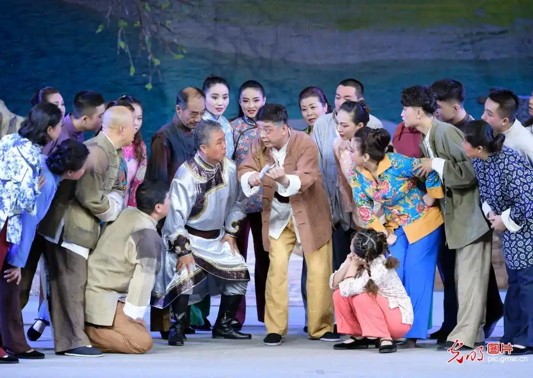 二人台现代戏《黄河恋》在呼和浩特首演