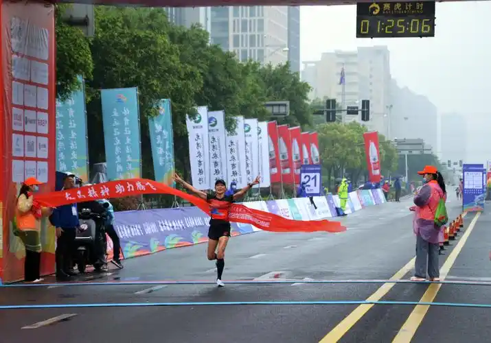 龙马精神雨中沸腾2021龙湾首届半程马拉松鸣枪开赛