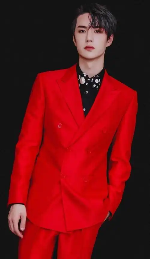 王一博休闲牛仔长裤造型少年郎十足而大红西装造型耀眼惊艳