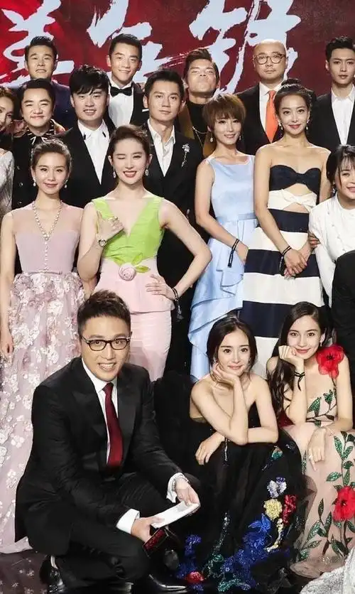 看了刘亦菲跟其他明星的合照终于知道为啥没人愿意跟她合照了