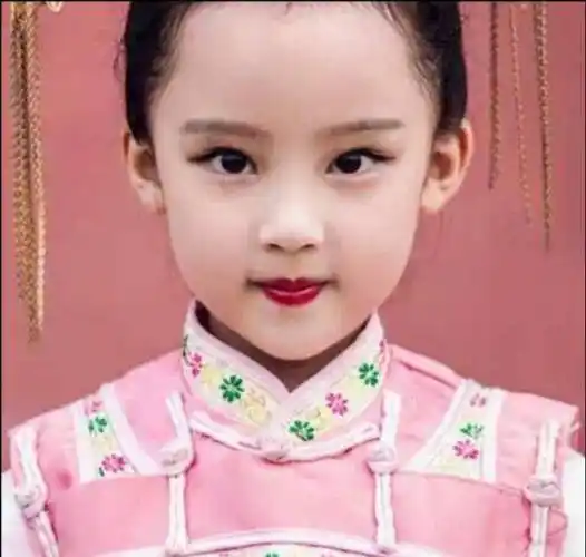 被tfboys宠爱的女孩长大了,五官精致气质出众,小女神诞生了!