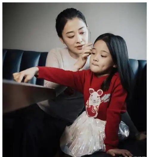 不知不觉,梅婷的女儿曾慕梅也长大,跟梅婷几乎长得一模一样,这基因搭