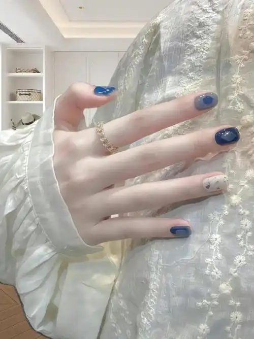 通勤小短甲推荐 显手白的美甲款式推荐 短款指甲美甲教程