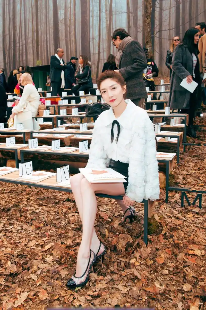 江疏影高跟鞋穿搭街拍精选