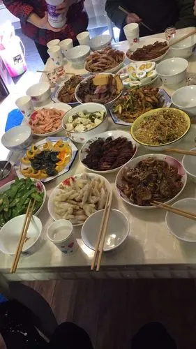 写美篇大年初二我们一家人去外婆家,我们一大家人在一起吃饭