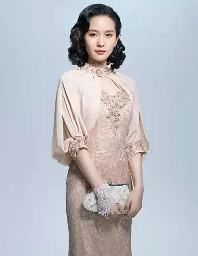 刘诗诗罕见民国装曝光!穿蓝色小洋裙烫卷发笑容温柔,气质太出众